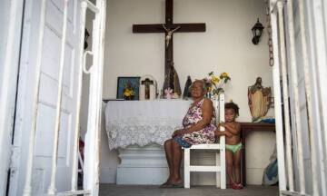  Dona Chiquinha e sua bisneta Kailane dentro do Oratório. Fonte: Agência O Globo, 2015. 