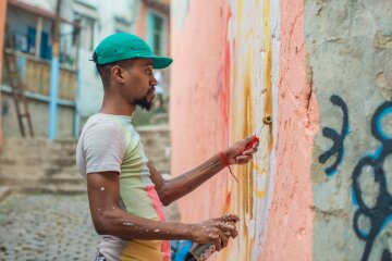 Rafael Cruz iniciando pintura mural no Festival 2019. 
