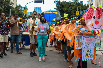 Edilma Carvalho, banda e cortejo de crianças da Providência. Levante da Java, 2022. 
