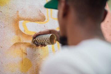 Detalhe de Rafael cruz pintando mural no Festival Galeria providência 2019. 