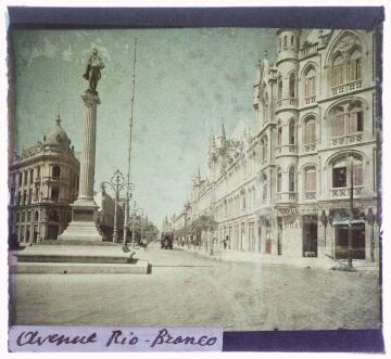 Avenida Rio Branco; tomada do Largo da Prainha (atual praça Mauá. Obra que integra o acervo do Instituto Moreira Salles. Coleção Instituto Moreira Salles.