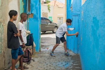 Crianças participam da oficina de grafite ministrada por Carlos Bobi no festival GP 2019
