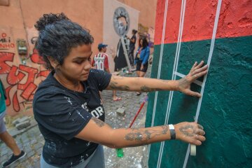 A Grade - Camila Camiz iniciando mural na Ladeira do Livramento
