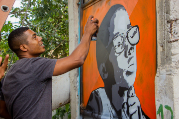 Diego Deus realizando pintura mural no Levante da Java 2022