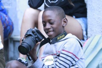 criança fotografando - Oficina de fotografia - Festival GP 2019. 