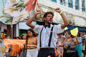Ator e palhaço Felipe Andrade no cortejo Levante da Java. Galeria Providência 2022. 
