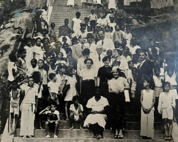 Darcy Vargas com moradores do Morro da Providência, 1930. 