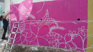 Julia Fervo iniciando a realização do Mural