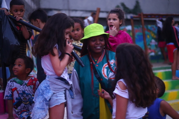Mc Martina com crianças da providência. Levante na Java 2022. 