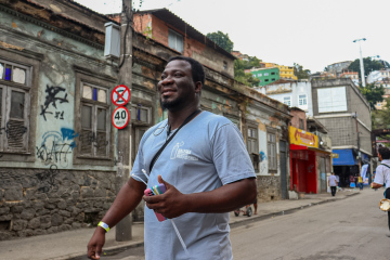 Fernando Zulu, nas ruas da Central do Brasil, produzindo o Festival Galeria Providência 2022. 