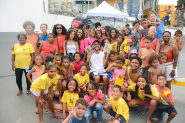 Hugo Oliveira e Miriam Generoso com crianças estudantes da Casa Amarela da Providência. 
