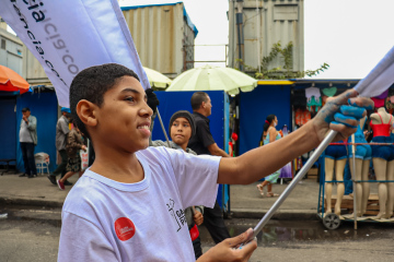 Crianças participando do cortejo do Levante da Java, Festival Galeria Providência, 2022. Foto: Fred.